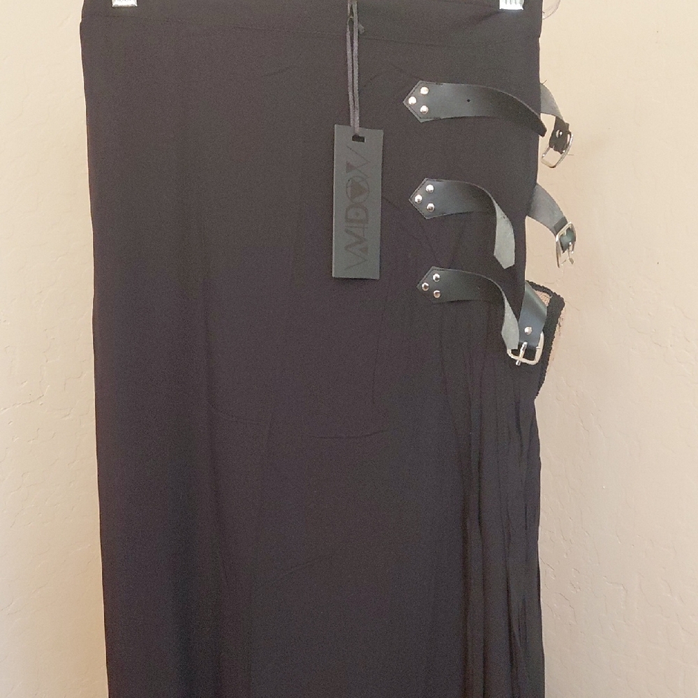DOLLSKILL WIDOW 1X BLACK MAXI SKIRT/BUCKELS ON HIP
